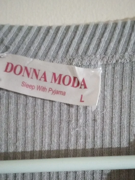 Women's Ribbed Button-Front Top - Picture 3 of 8